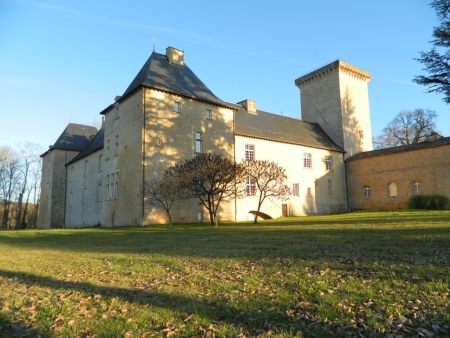 Imposing 14th / 17th century chateau